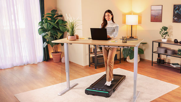 Frau trainiert in ihrem Wohnzimmer. © SPORTSTECH