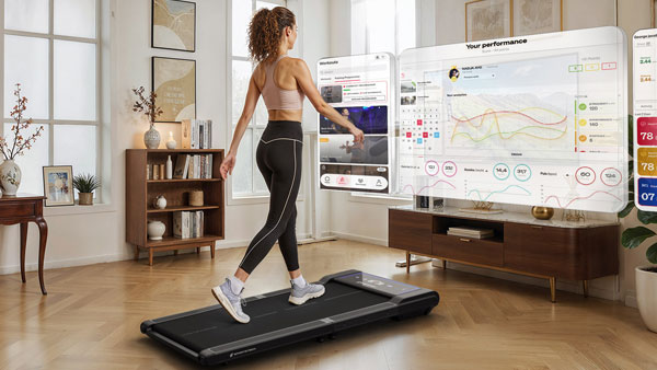 Frau trainiert in ihrem Wohnzimmer. © SPORTSTECH