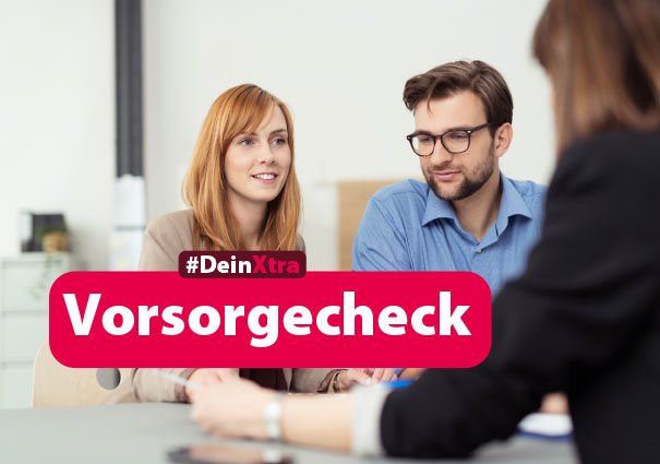 © Adobe Stock: contrastwerkstatt #DeinXtra | Bild zeigt 2 Menschen mit einer Beraterin.