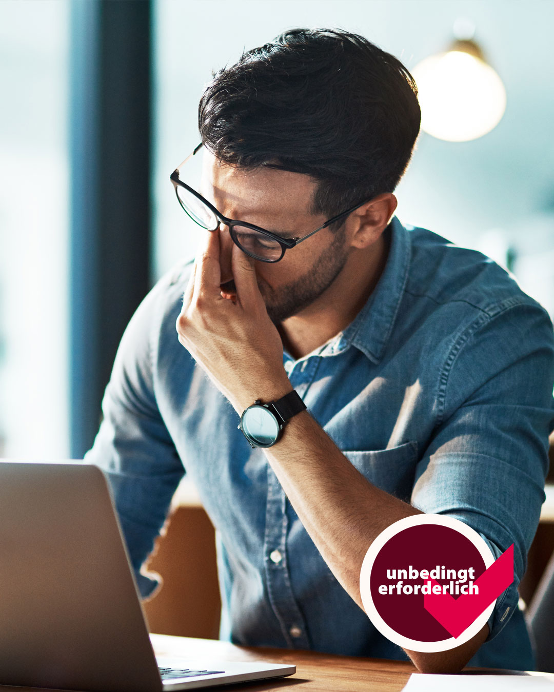 © AdobeStock: Jadon Bester/peopleimages.com Bild zeigt einen Mann am Schreibtisch und das Signet Unbedingt erforderlich © AdobeStock: Jadon Bester/peopleimages.com