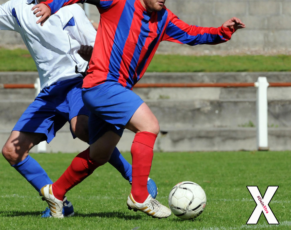 © Adobe Stock: ALAIN VERMEULEN Bild zeigt zwei Fußballer im Zweikampf.