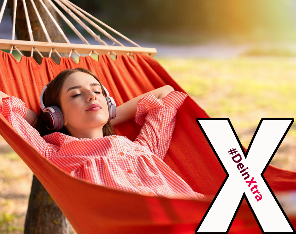 © Adobe Stock: Pixel-Shot #DeinXtra | Bild zeigt eine entspannte junge Frau mit Kopfhörern in einer roten Hängematte. | © Adobe Stock: Pixel-Shot
