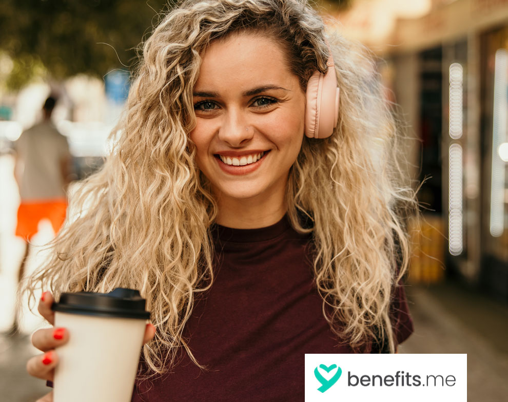 © Adobe Stock: La Famiglia benefits.de | Bild zeigt eine Frau mit Kaffeebecher.