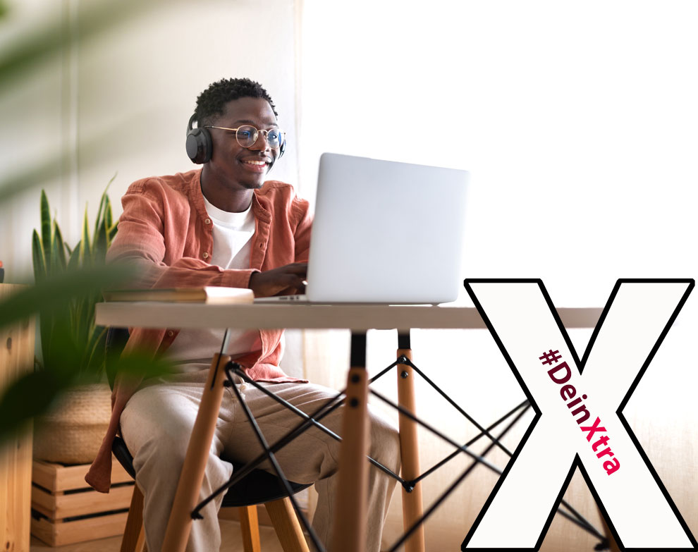 #DeinXtra | Bild zeigt einen jungen Mann mit Laptop. |  © AdobeStock: Daniel